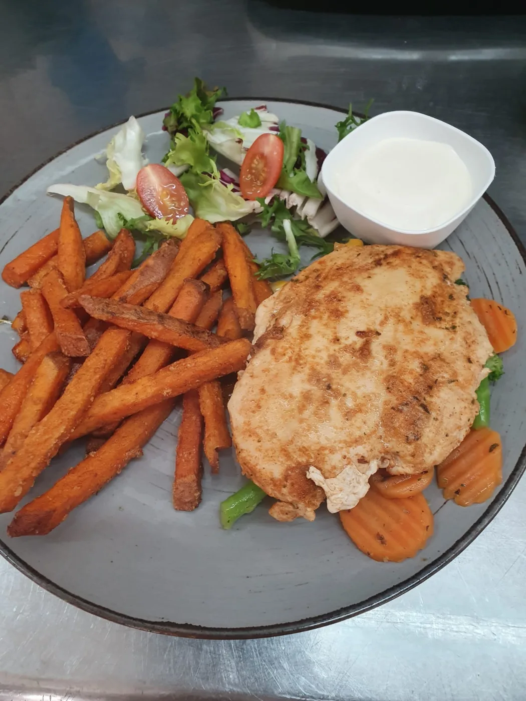 Kotlet w panierce z frytkami i surówką