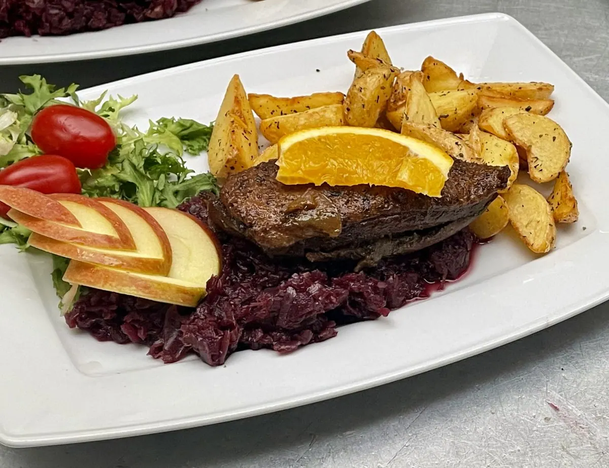 Danie mięsne z frytkami